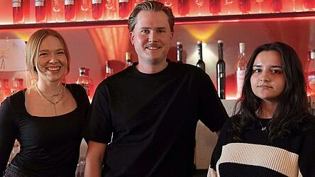 Stehen im Uli hinter der Bar (von links): Nia Smyth, Lukas Unterreitmeier und Ariadna Gulpa.