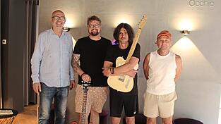 Freuen sich auf ein buntes Spektakel im Raum Am Mu&szlig;k&ouml;nig (von links): Tom Riedl, der Hausherr, Manuel Riedl und Sandro Fichtlscherer von Coq my Espagnol, sowie Dr. Roland Schr&ouml;pfer, der groformatige Fotoarbeiten aus Venezuela mitbringt.