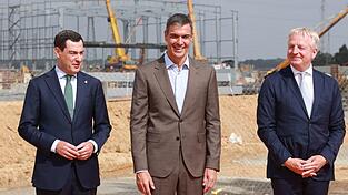 Spaniens Regierungschef Pedro S&aacute;nchez (M), Andalusiens Regionalregierungschef Juanma Moreno (l) und der Chef des Energieunternehmens Moeve, der Niederl&auml;nder Maarten Wetselaar, haben symbolisch den Grundstein f&uuml;r die derzeit gr&ouml;&szlig;te Anlage S&uuml;deuropas zur Produktion gr&uuml;nen Wasserstoffs aus erneuerbaren Energiequellen in der Region Huelva gelegt.