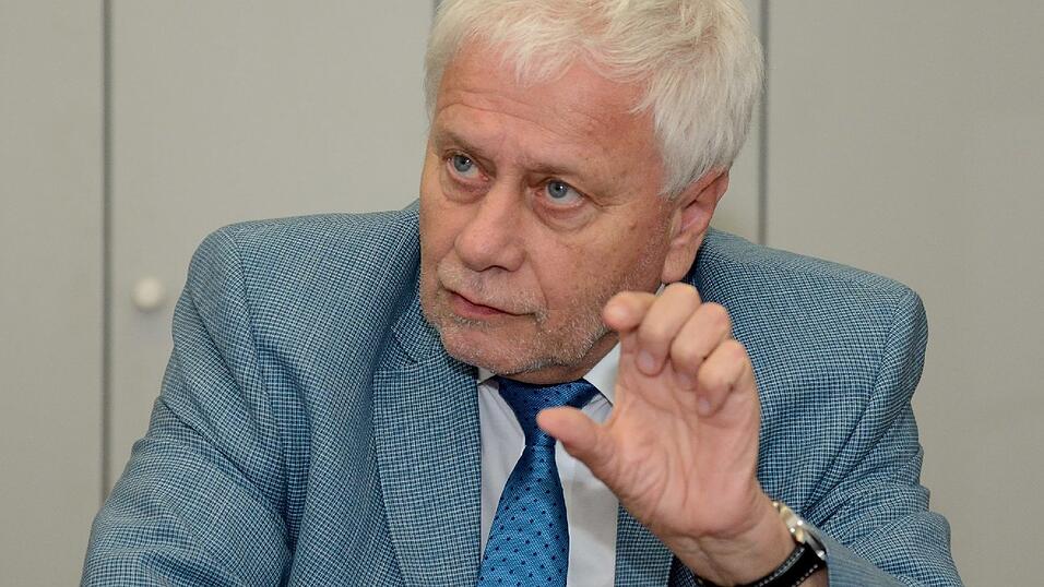 'Am Ende werden wir um nationale Obergrenzen für die Aufnahme von Flüchtlingen nicht herumkommen', sagt Professor Schneider. 'Am Ende werden wir um nationale Obergrenzen für die Aufnahme von Flüchtlingen nicht herumkommen', sagt Professor Schneider.