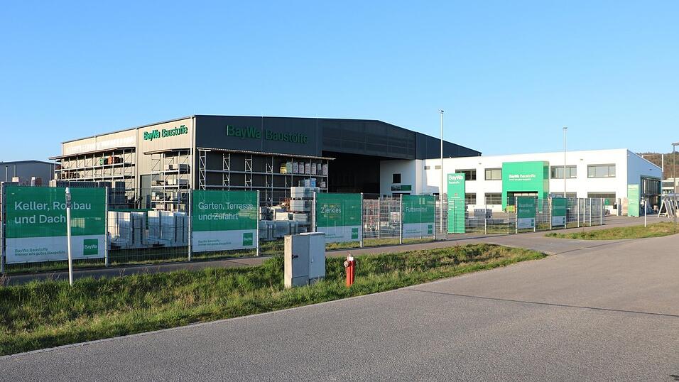 Der Baustoffhandel der Baywa im Gewerbepark W&ouml;rth-Wiesent wird gest&auml;rkt.