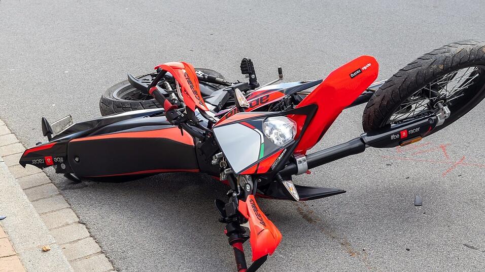 Bei einem Unfall in Winzer ist am Samstagmittag ein junger Motorradfahrer verletzt worden.