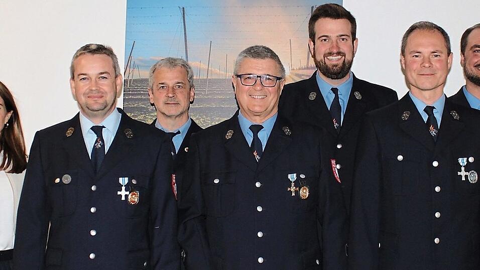 Gemeinder&auml;tin Silvia Goldbrunner (links) leitete die Neuwahlen bei der Feuerwehr und gratulierte den Gew&auml;hlten (v. l.): Schriftf&uuml;hrer Johann Spornraft, zweiter Kommandant G&uuml;nter Karl, zweiter Vorsitzender Johann Huber jun., Vorsitzender Sebastian Ertlmaier, Kassier Thomas Rank und Kommandant Mathias Rank (v. l.).
