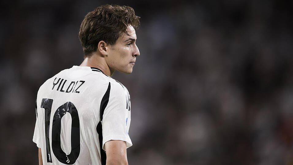 Kenan Yildiz ist mit 19 Jahren eine feste Größe beim italienischen Topklub Juventus Turin. Neben einer Vertragsverlängerung erhielt er kürzlich die Trikotnummer 10. Vereinslegende Alessandro Del Piero höchstpersönlich hatte dafür geworben, die Leistungen des Regensburgers mit der 10 zu honorieren. Kenan Yildiz ist mit 19 Jahren eine feste Größe beim italienischen Topklub Juventus Turin. Neben einer Vertragsverlängerung erhielt er kürzlich die Trikotnummer 10. Vereinslegende Alessandro Del Piero höchstpersönlich hatte dafür geworben, die Leistungen des Regensburgers mit der 10 zu honorieren.