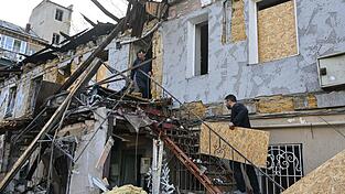 Immer wieder trifft es Wohnh&auml;user in Odessa - hier bei einem russischen Angriff vor wenigen Tagen. (Archivbild)