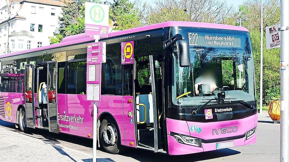 Ist das nun Pink? Oder Lila? So sehen jedenfalls die Busse und Haltestellen des SEV aus. Ist das nun Pink? Oder Lila? So sehen jedenfalls die Busse und Haltestellen des SEV aus.