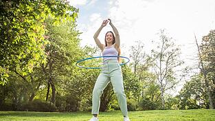 Hulahoop: Rückenschmerzen lindern durch gestärkte Bauchmuskeln und verbesserte Rückenstabilität.