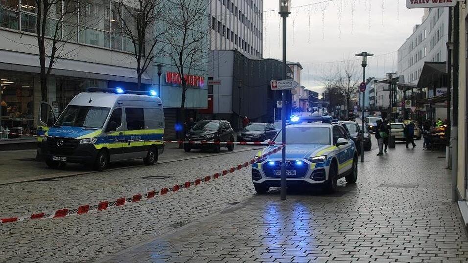 In Passau ist am Freitagvormittag ein Lastwagen in eine Menschenmenge gefahren. Eine Frau und ihre Tochter kamen dabei ums Leben, mehrere andere Passanten wurden schwer verletzt. In Passau ist am Freitagvormittag ein Lastwagen in eine Menschenmenge gefahren. Eine Frau und ihre Tochter kamen dabei ums Leben, mehrere andere Passanten wurden schwer verletzt.