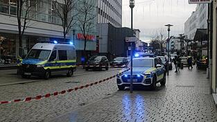 In Passau ist am Freitagvormittag ein Lastwagen in eine Menschenmenge gefahren. Eine Frau und ihre Tochter kamen dabei ums Leben, mehrere andere Passanten wurden schwer verletzt. 