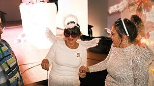 Michaela Stallhofer und Tina Helmbrecht als Liebesengel (von links)