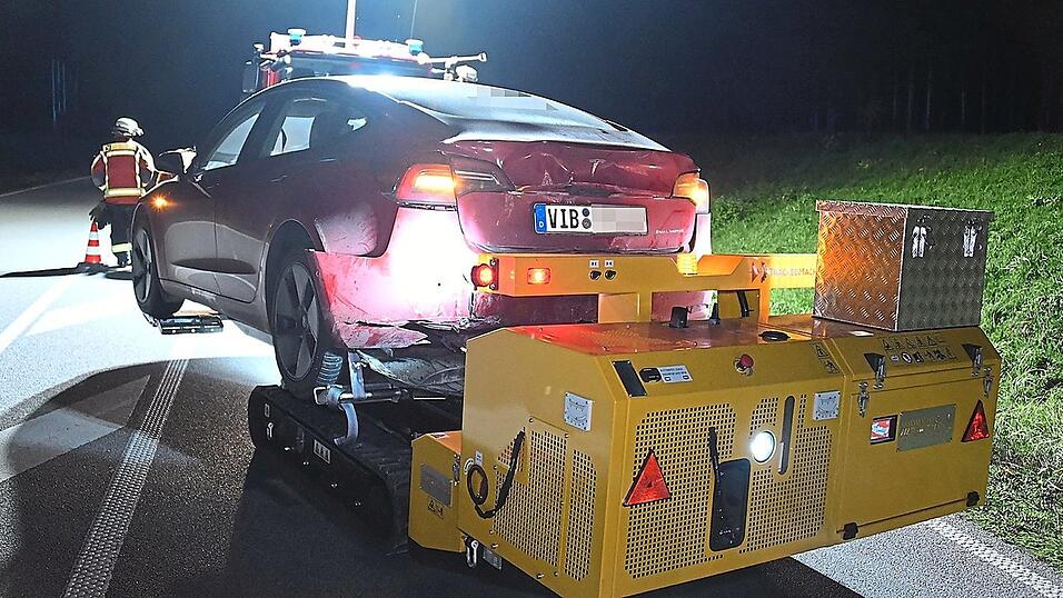 Das Elektro-Auto wuirde mit einem Kettenfahrzeug geborgen.
