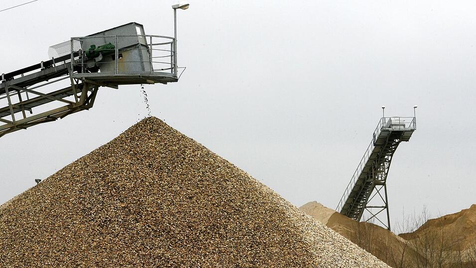 Kies und Sand sind weiter der in Deutschland am häufigsten gewonnene Rohstoff. Doch die Fördermenge schrumpft. (Symbolbild) Kies und Sand sind weiter der in Deutschland am häufigsten gewonnene Rohstoff. Doch die Fördermenge schrumpft. (Symbolbild)