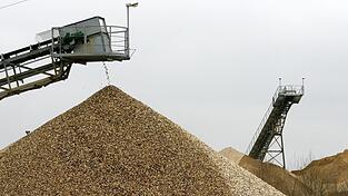 Kies und Sand sind weiter der in Deutschland am häufigsten gewonnene Rohstoff. Doch die Fördermenge schrumpft. (Symbolbild) Kies und Sand sind weiter der in Deutschland am häufigsten gewonnene Rohstoff. Doch die Fördermenge schrumpft. (Symbolbild)