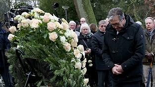 Herzing im vergangenen Jahr bei einer Kranzniederlegung am Tatort. (Archivbild)