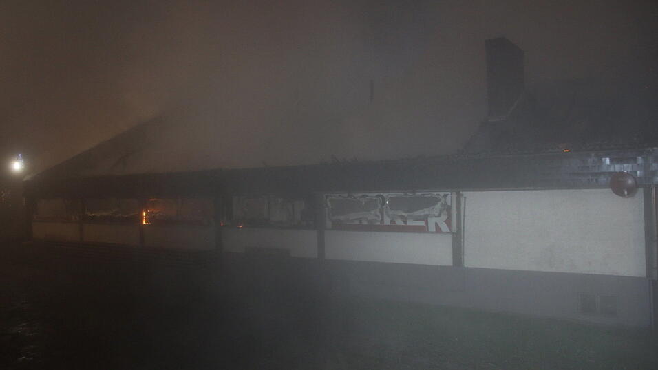 Die Kultdisko Penker in Ascha ist am frühen Mittwochmorgen in Flammen aufgegangen. Die Kultdisko Penker in Ascha ist am frühen Mittwochmorgen in Flammen aufgegangen.