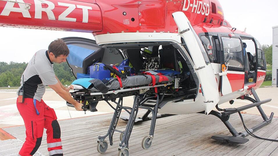 Mit dieser Trage müssen Rettungsassistenten und Ärzte ihre Patienten nicht tragen und der Transport ist auch für den Patienten angenehmer.