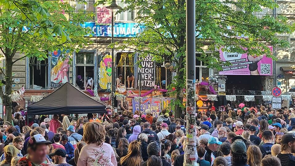 Das 'Tuntenhaus' versteht sich als wichtiger sozio-kultureller Ort in Berlin. Nun fürchten seine Bewohner, verdrängt zu werden. Nach Demos in Berlin geht es jetzt zum Eigentümer. Der lebt in Wörth. Das 'Tuntenhaus' versteht sich als wichtiger sozio-kultureller Ort in Berlin. Nun fürchten seine Bewohner, verdrängt zu werden. Nach Demos in Berlin geht es jetzt zum Eigentümer. Der lebt in Wörth.