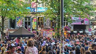 Das 'Tuntenhaus' versteht sich als wichtiger sozio-kultureller Ort in Berlin. Nun fürchten seine Bewohner, verdrängt zu werden. Nach Demos in Berlin geht es jetzt zum Eigentümer. Der lebt in Wörth.