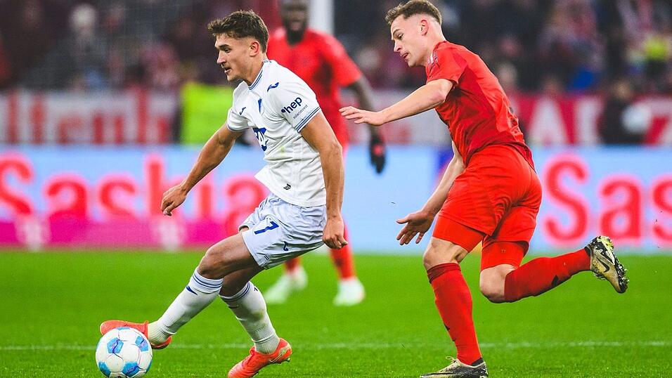 Vor einer Woche waren Hoffenheims Tom Bischof (l) und Bayerns Joshua Kimmich noch Gegenspieler in der Bundesliga. Vor einer Woche waren Hoffenheims Tom Bischof (l) und Bayerns Joshua Kimmich noch Gegenspieler in der Bundesliga.