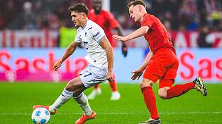 Vor einer Woche waren Hoffenheims Tom Bischof (l) und Bayerns Joshua Kimmich noch Gegenspieler in der Bundesliga. Vor einer Woche waren Hoffenheims Tom Bischof (l) und Bayerns Joshua Kimmich noch Gegenspieler in der Bundesliga.