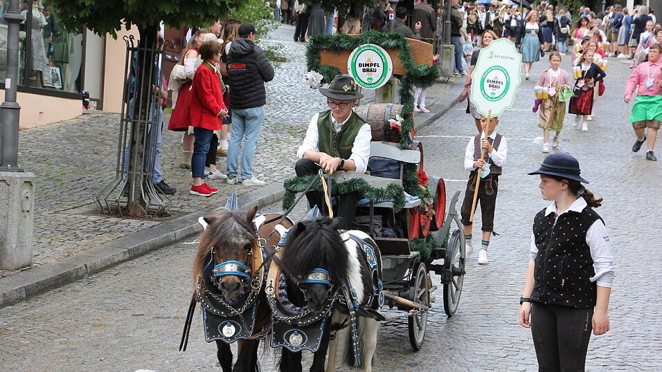 Das war der Bierzelteinzug beim Bad Kötztinger Pfingstvolksfest 2025. Das war der Bierzelteinzug beim Bad Kötztinger Pfingstvolksfest 2025.