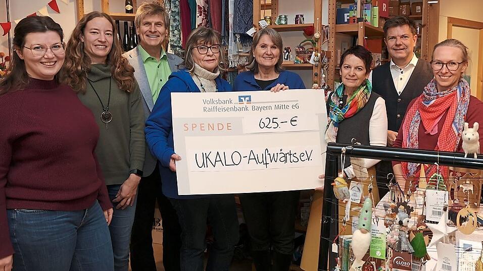 Der Reinerlös von 625 Euro aus dem Fairen Frühstück wurde an Marianne Weber-Keller (4. v. l.), Vorsitzende des Vereins Ukalo, überreicht.