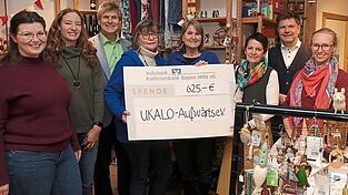 Der Reinerlös von 625 Euro aus dem Fairen Frühstück wurde an Marianne Weber-Keller (4. v. l.), Vorsitzende des Vereins Ukalo, überreicht.