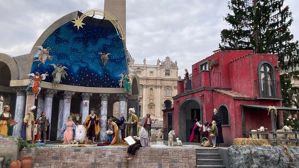Die Krippe am Petersplatz lockt derzeit zahlreiche Besucher an.