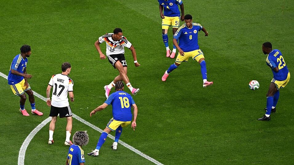 Felix Nmecha trifft wie einst Philipp Lahm beim Sommermärchen. Felix Nmecha trifft wie einst Philipp Lahm beim Sommermärchen.