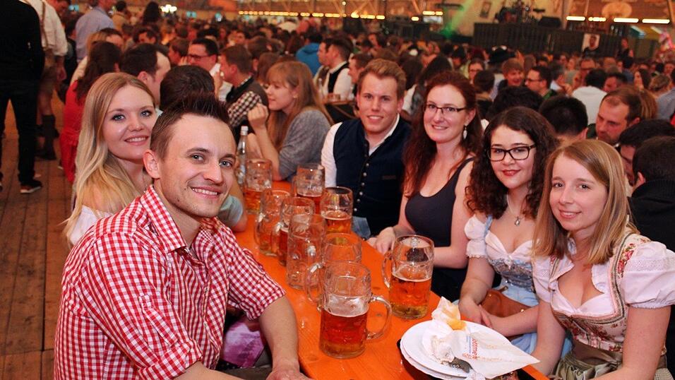 Die Fr&uuml;hjahrsdult 2017 in Landshut neigt sich dem Ende entgegen. Grund genug, noch einmal richtig in den Bierzelten zu feiern - abgerundet vom traditionellen Feuerwerk.