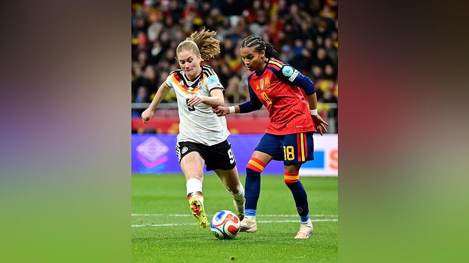 Sjoeke Nüsken (l) im Duell mit Spaniens Toptalent Vicky Lopez.