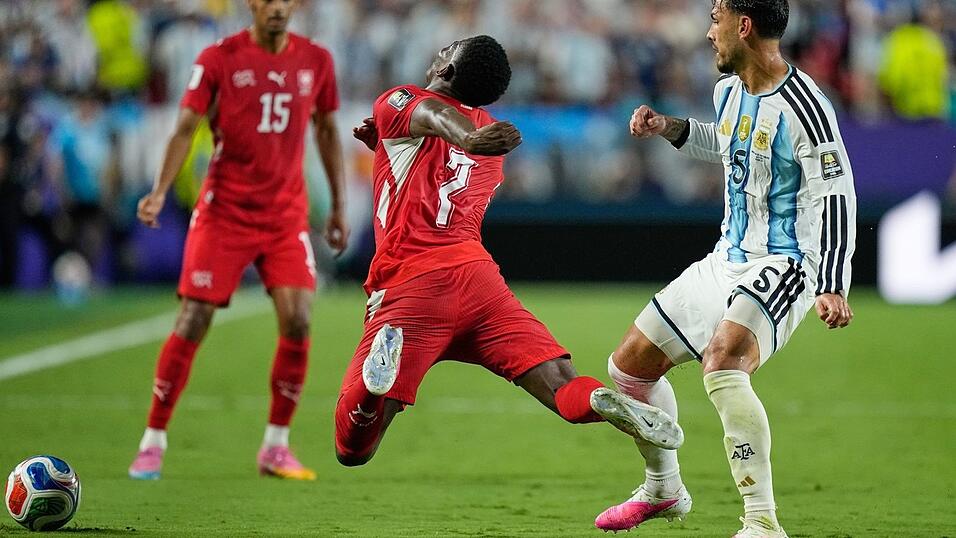 Diese Szene hat mit Breel Embolo (l) und Leandro Paredes hat vermutlich das Spiel entschieden. Diese Szene hat mit Breel Embolo (l) und Leandro Paredes hat vermutlich das Spiel entschieden.