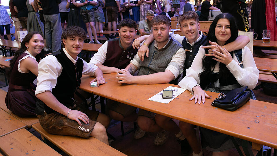 Die Partybilder vom Montag, 18. August, aus dem Festzelt Reisinger. Die Partybilder vom Montag, 18. August, aus dem Festzelt Reisinger.