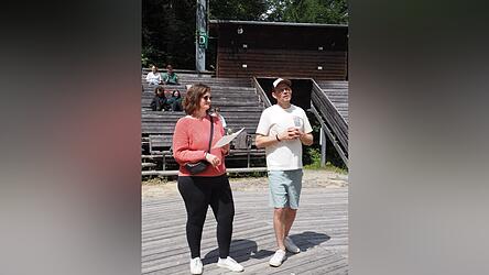 Sara Herbst mit Sascha Edenhofer bei den Proben auf dem Ludwigsberg. Sie wirft dabei einen &bdquo;frischen Blick&ldquo; auf die Szenen, Kost&uuml;me, Charaktere oder Texte.