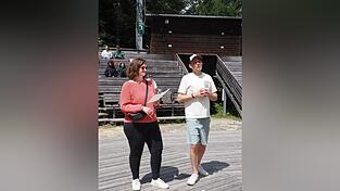 Sara Herbst mit Sascha Edenhofer bei den Proben auf dem Ludwigsberg. Sie wirft dabei einen &bdquo;frischen Blick&ldquo; auf die Szenen, Kost&uuml;me, Charaktere oder Texte.