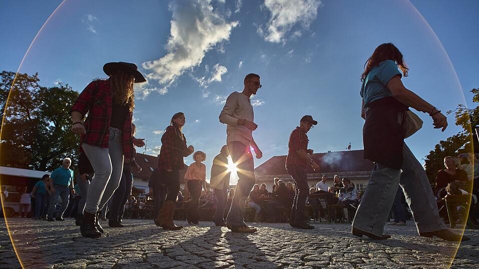 Beim Country-Festival ist auch ein Line Dance-Workshop geplant. Beim Country-Festival ist auch ein Line Dance-Workshop geplant.