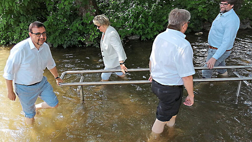 Minister Klaus Holetschek (links) krempelte die Hosenbeine hoch und drehte eine Runde beim Wassertreten nach der Kneipp-Methode. Minister Klaus Holetschek (links) krempelte die Hosenbeine hoch und drehte eine Runde beim Wassertreten nach der Kneipp-Methode.