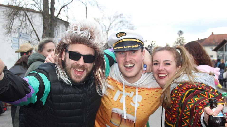 Viele Faschings-Fans haben sich am Samstag den Umzug in Langenbach angesehen. Viele Faschings-Fans haben sich am Samstag den Umzug in Langenbach angesehen.