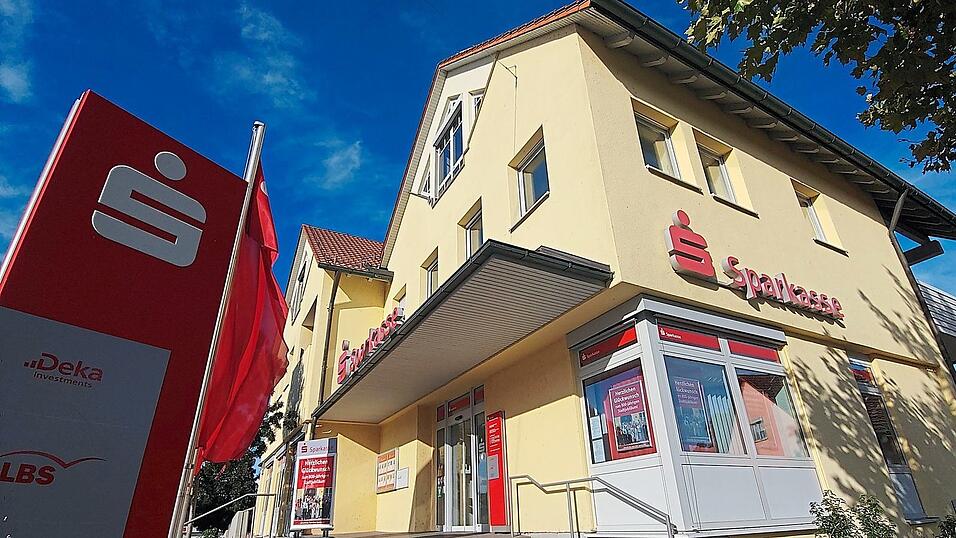 In der Handtasche nahm eine Sparkassenmitarbeiterin rund die H&auml;lfte des Tresorinhalts der Sparkassengesch&auml;ftsstelle in der Straubinger Stra&szlig;e in Landau mit.