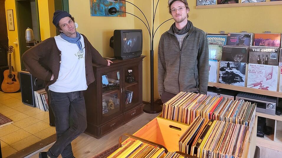 Seit einigen Wochen betreiben die Freunde Louis Dreih&auml;upl (r.) und Fabian Weinzierl den Laden 'Tante Ernas'. Ihre 'nischige Idee' hat durchaus Aufsehen erregt. Aber wie l&auml;uft das Gesch&auml;ft bisher? Nimmt Viechtach den neuen Laden gut an?