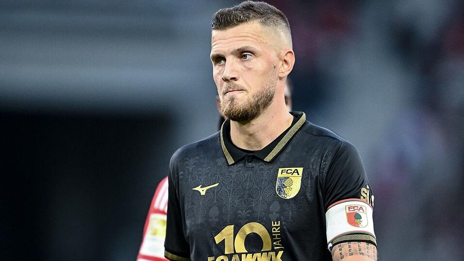 Der Kapit&auml;n bleibt: Der FC Augsburg hat mit Jeffrey Gouweleeuw noch einmal um ein Jahr verl&auml;ngert. (Archivbild)