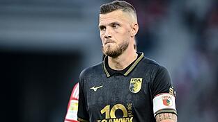 Der Kapit&auml;n bleibt: Der FC Augsburg hat mit Jeffrey Gouweleeuw noch einmal um ein Jahr verl&auml;ngert. (Archivbild)