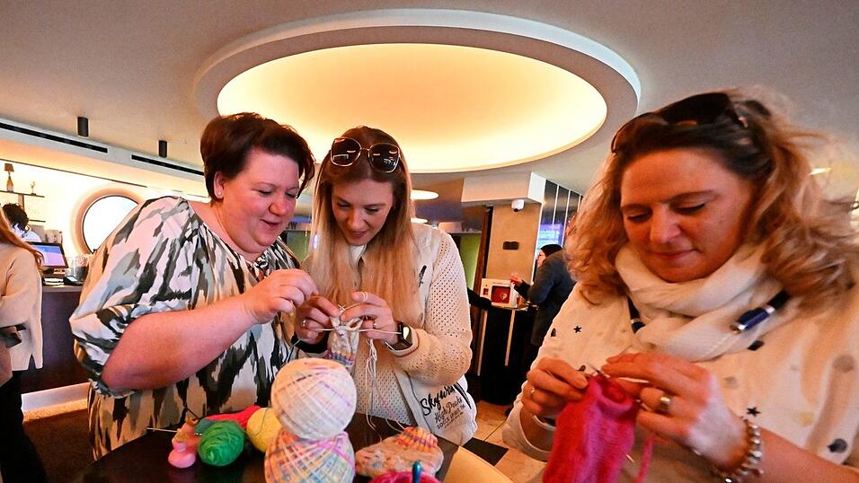 Schon bevor der Film startet, wird flei&szlig;ig gestrickt.