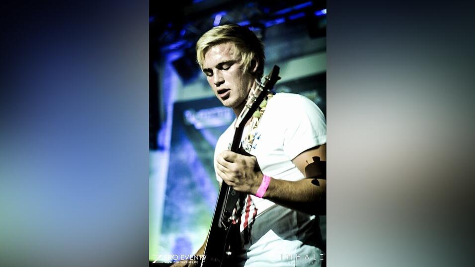 Ferdi'Er ist einfach immer da. Er ist saukreativ, die Geldquelle der Band und ein Technik-Freak. Die Webseite zum Beispiel und die Musikvideos gehen auf sein Konto. Ferdi ist ein Romantiker und hat eine familiäre Ader. Er kann selten ,Nein' sagen.' (19 Jahre aus Bubach, E-Gitarre)