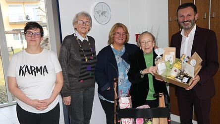 Die vitale Jubilarin Erika Krüger erhielt unter anderem von Bürgermeister Markus Hofmann und Seniorenbeiratsvorsitzender Erna Schneider (2.v.l.) Glückwünsche zum 104. Geburtstag.