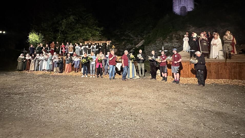 100 Personen wirken mit, 63 davon auf der B&uuml;hne.
