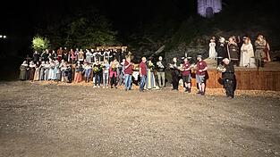 100 Personen wirken mit, 63 davon auf der B&uuml;hne.