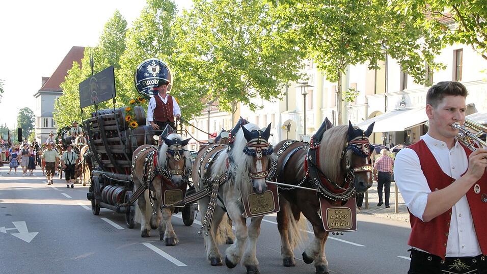 Mit einem langen Festzug durch die Stadt wird am Mittwoch, 29. Mai, das Plattlinger Volksfest er&ouml;ffnet. Mit dabei ist auch das Brauereigespann von Arcobr&auml;u Moos.