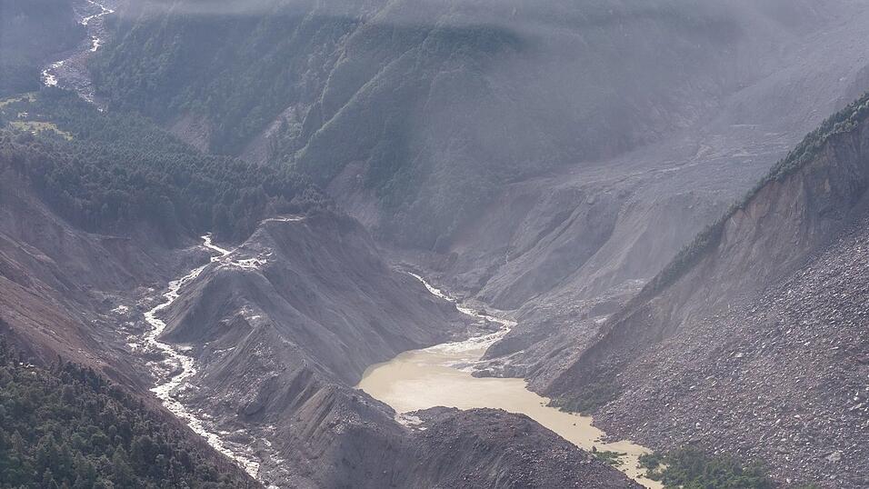 Ein neuer Stausee besorgt die Beh&ouml;rden in China und Nepal.