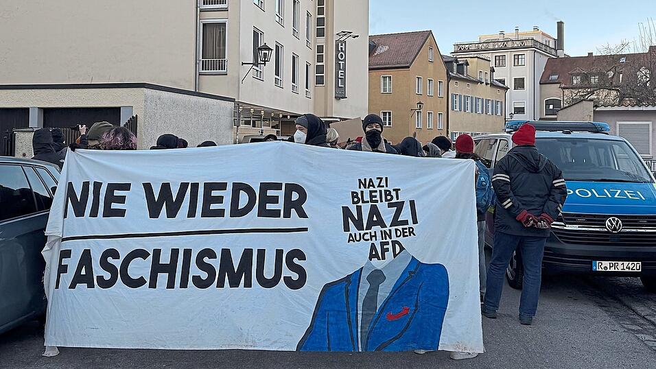 Schon am Dienstagmorgen versammelten sich Demonstrierende vor dem Sorat-Hotel. Im Inneren kam die AfD-Landtagsfraktion zur Klausurtagung zusammen.